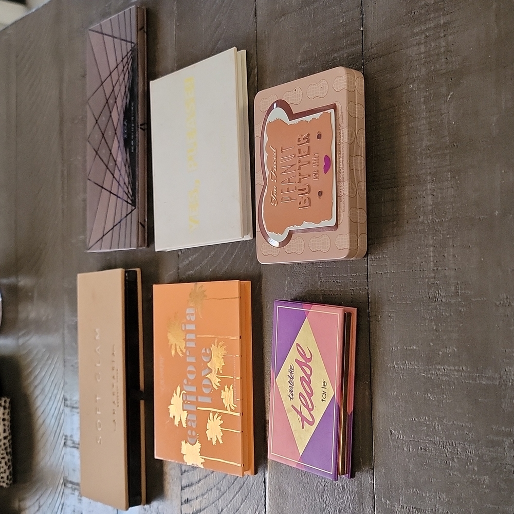 Eye shadow pallets
